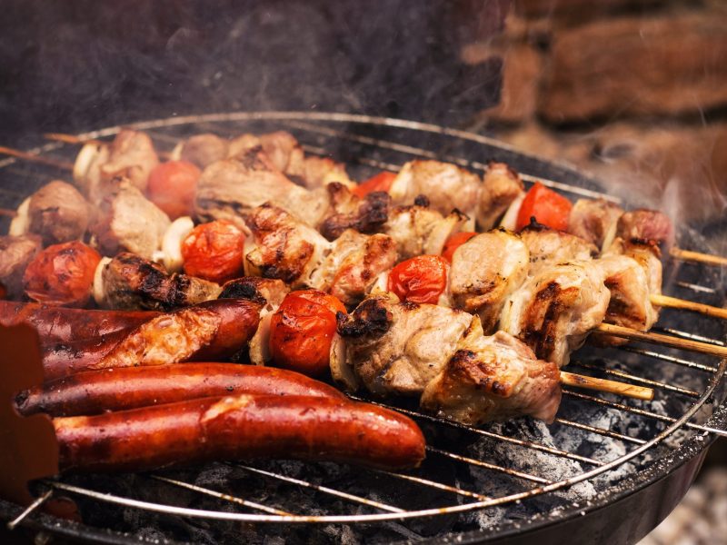 Przyprawy, które nadają się do dań z grilla – jak wykorzystać przyprawy na wagę, aby uzyskać doskonały smak potraw