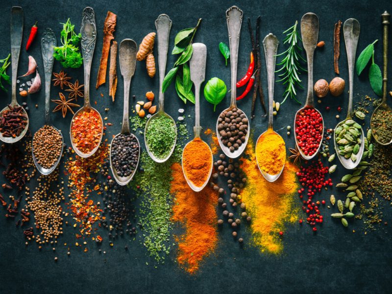 Oszczędności przy zakupie przypraw na wagę vs przyprawy w torebkach