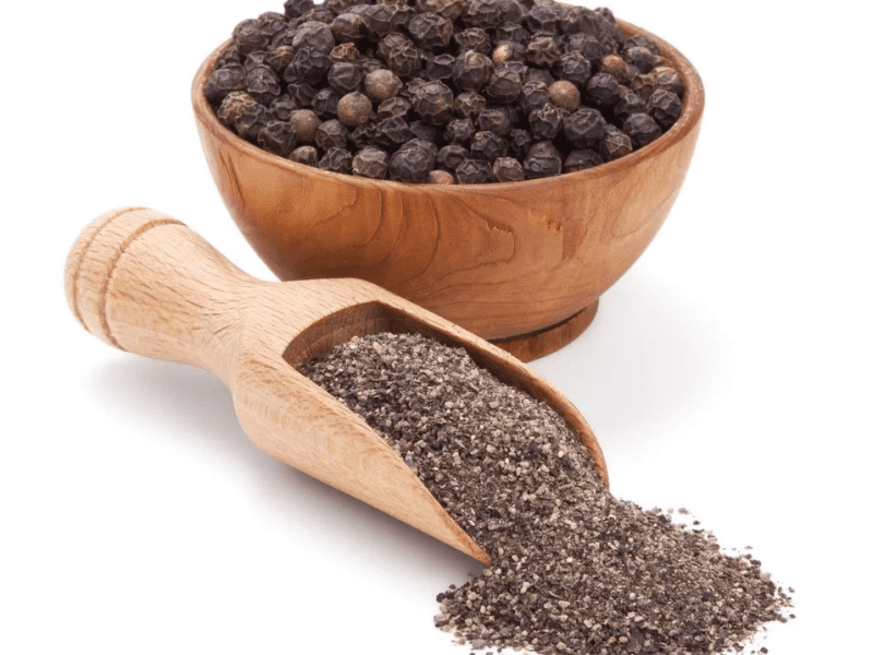Pieprz czarny na pierwszym planie: Aromatyczne odkrycia kuchni