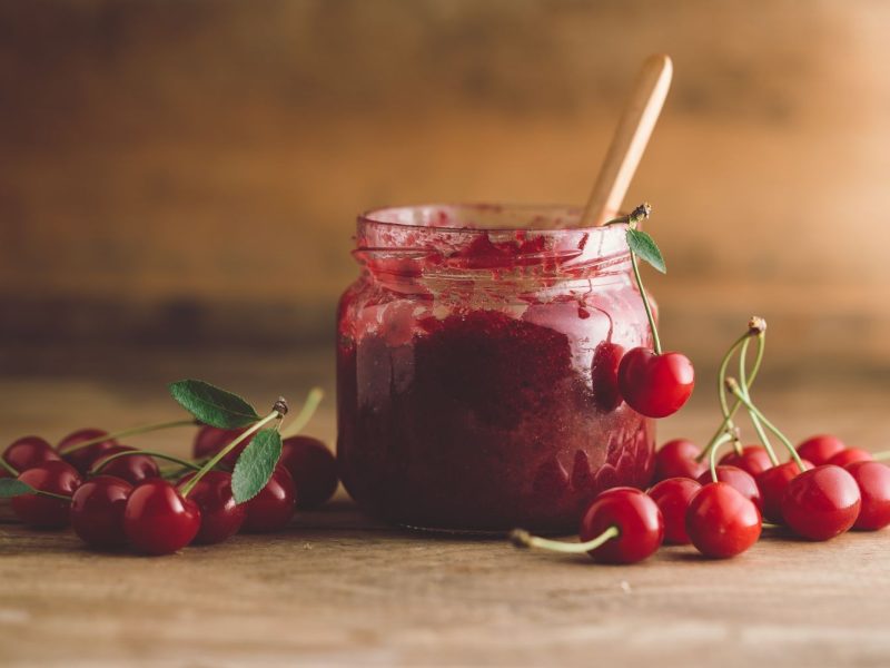 Czy dżemy i konfitury są zdrowe? Jakie korzyści i zagrożenia niosą ze sobą te produkty?