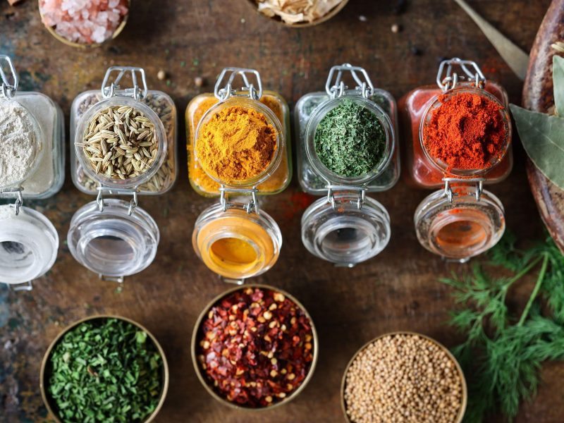 10 popularnych przypraw i ich zastosowanie w kuchni