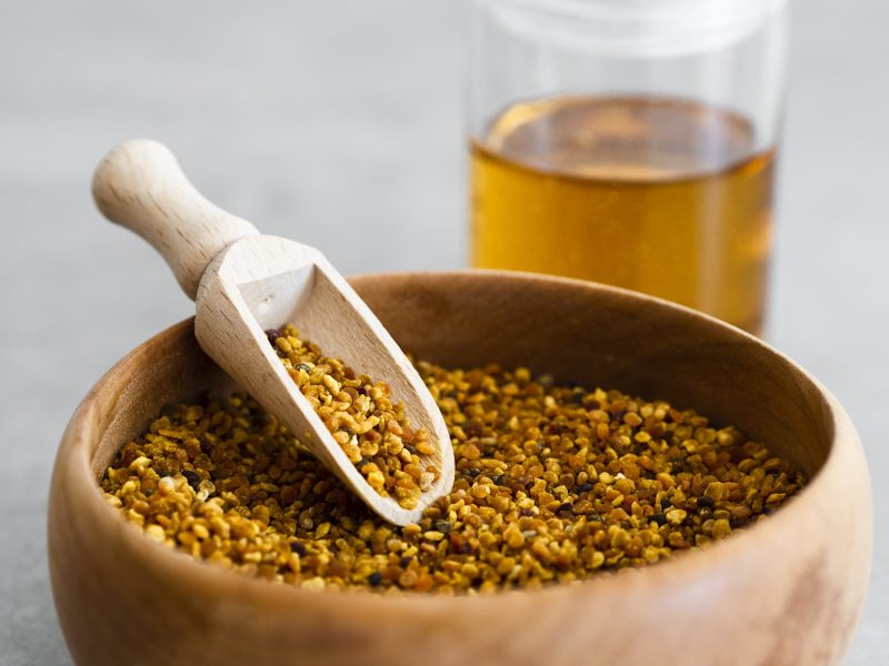 Jakie są korzyści zdrowotne pyłku pszczelego dla ludzi i jakie właściwości posiada?