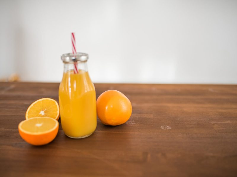 Soki 100% – czy warto sięgać po produkty bez dodatku cukru i sztucznych barwników?